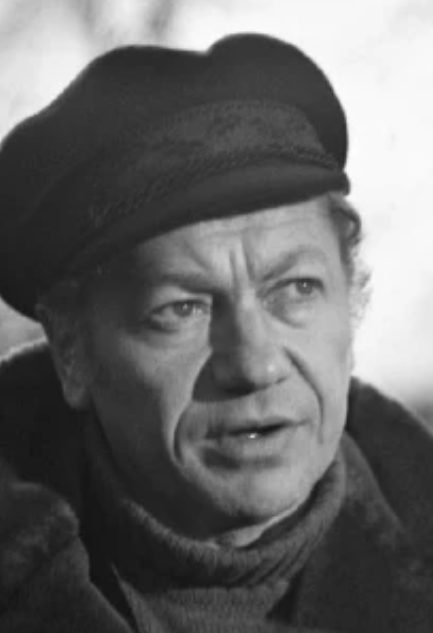 Imagen en blanco y negro de un hombre con un sombrero en la cabeza

Descripci�n generada autom�ticamente